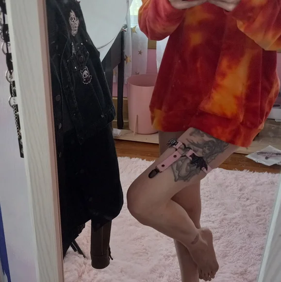 Bat wing sexy thigh garter! Adjustable for all sizes! Pink & black - Picture 5 of 6